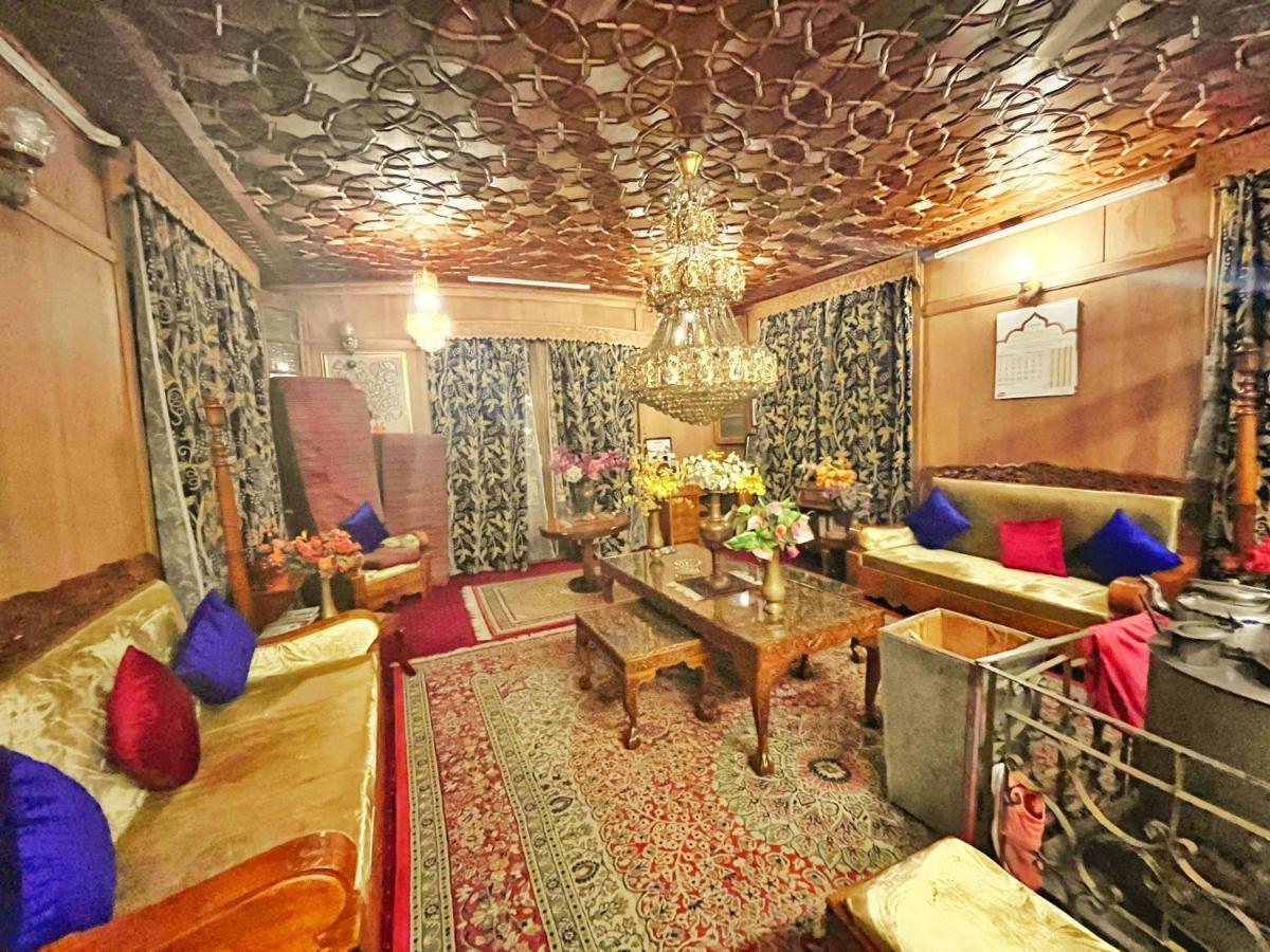 Lake Victoria Houseboats Bed and Breakfast Srīnagar Eksteriør billede