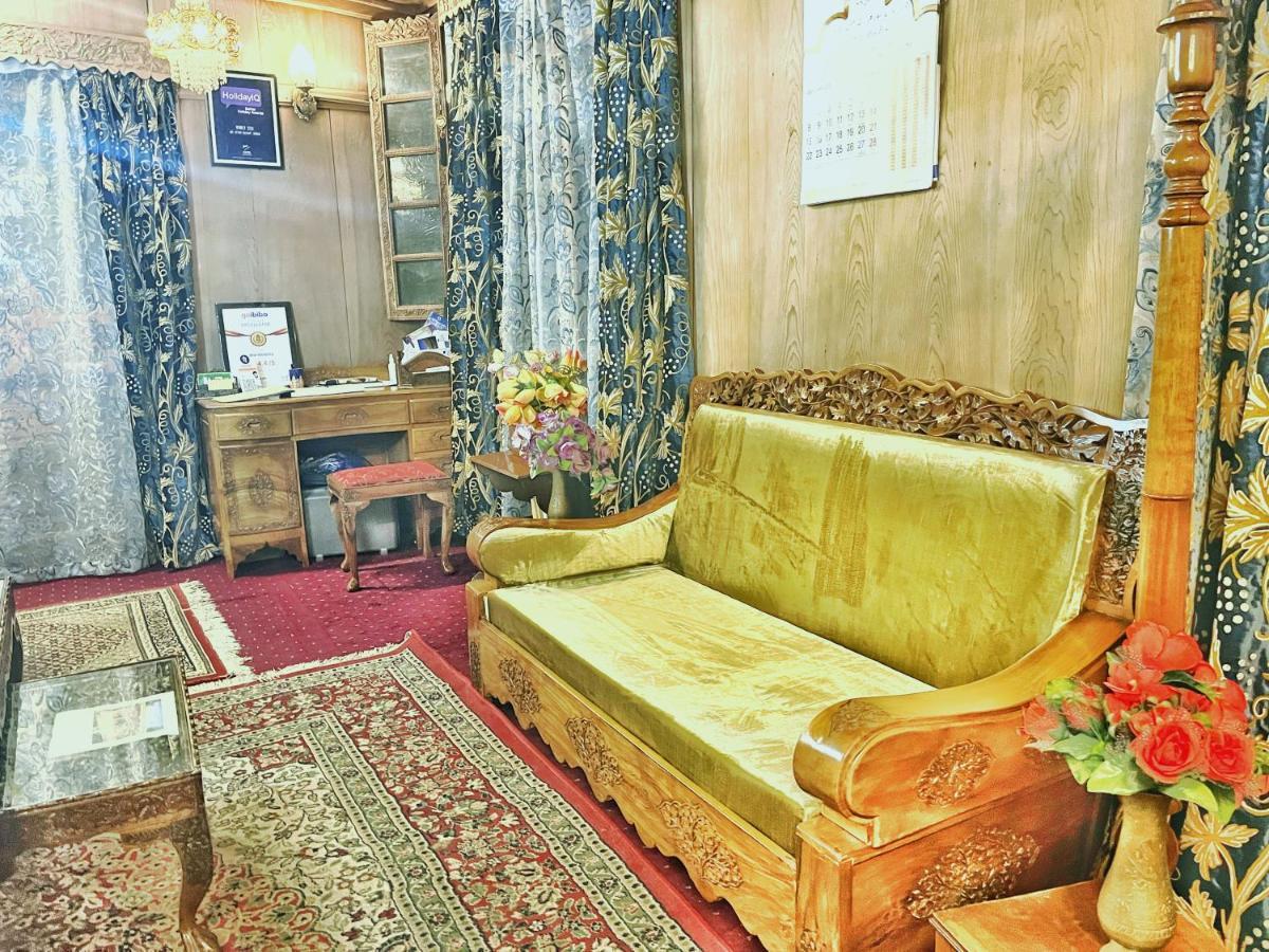 Lake Victoria Houseboats Bed and Breakfast Srīnagar Eksteriør billede